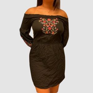 hollister floral embroidered, off the shoulder dress!!
